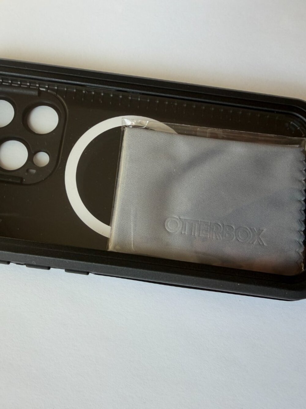 NEW OtterBox FRĒ Case iPhone 14 Pro - Picture 2 of 3